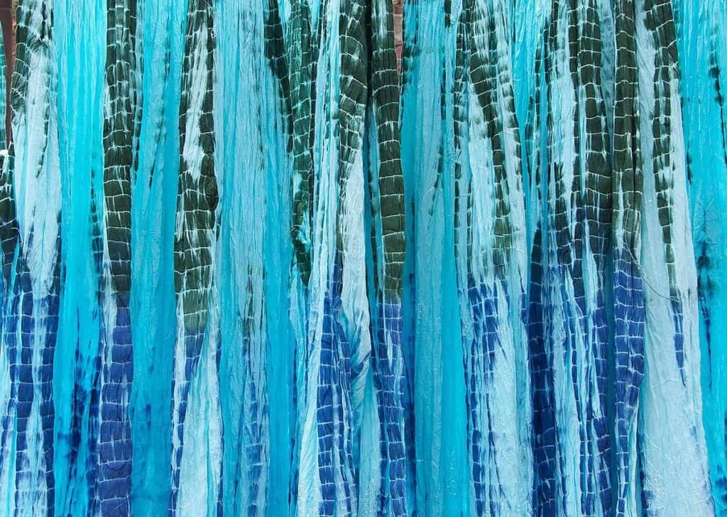 Bandhani_Tie_dye_dresses_drying_in_Jaipur